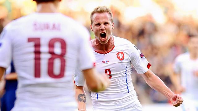 挪威队在比赛中力争突破对手防线 挪威队在比赛中力争突破对手防线