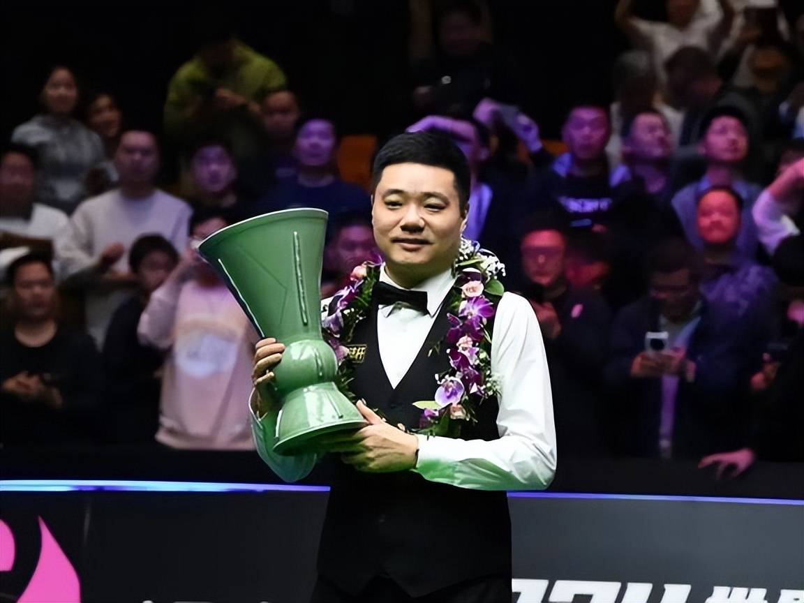 包含一位新晋球员在比赛中表现出色,成为焦点人物的词条 包含一位新晋球员在比赛中表现出色,成为焦点人物的词条