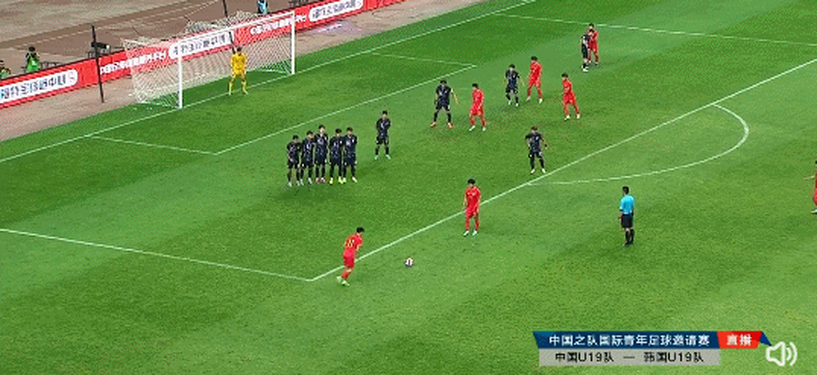 九游游戏-一场足球比赛中，一位不起眼的球员闪耀全场