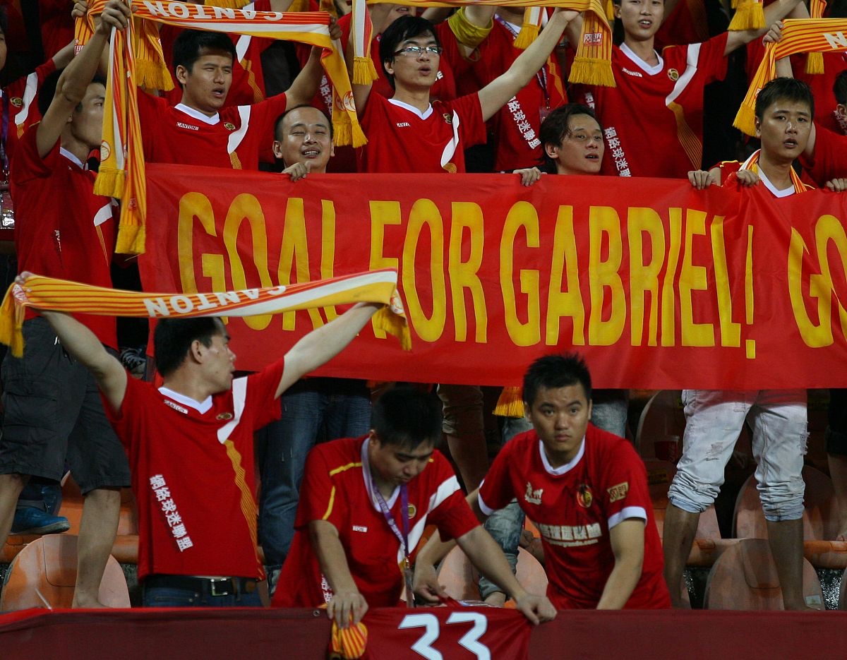 球队在比赛中克服困难，最终夺得胜利