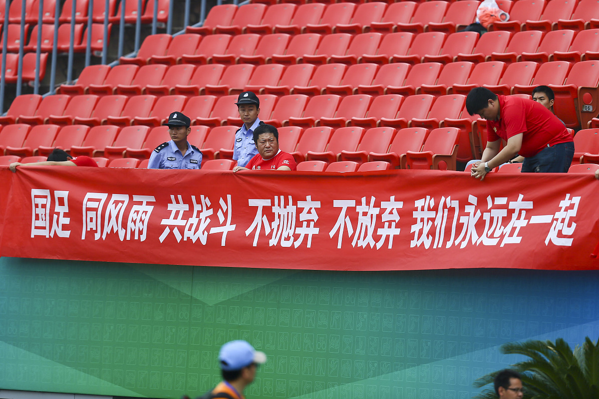 球队在比赛中克服困难，最终夺得胜利