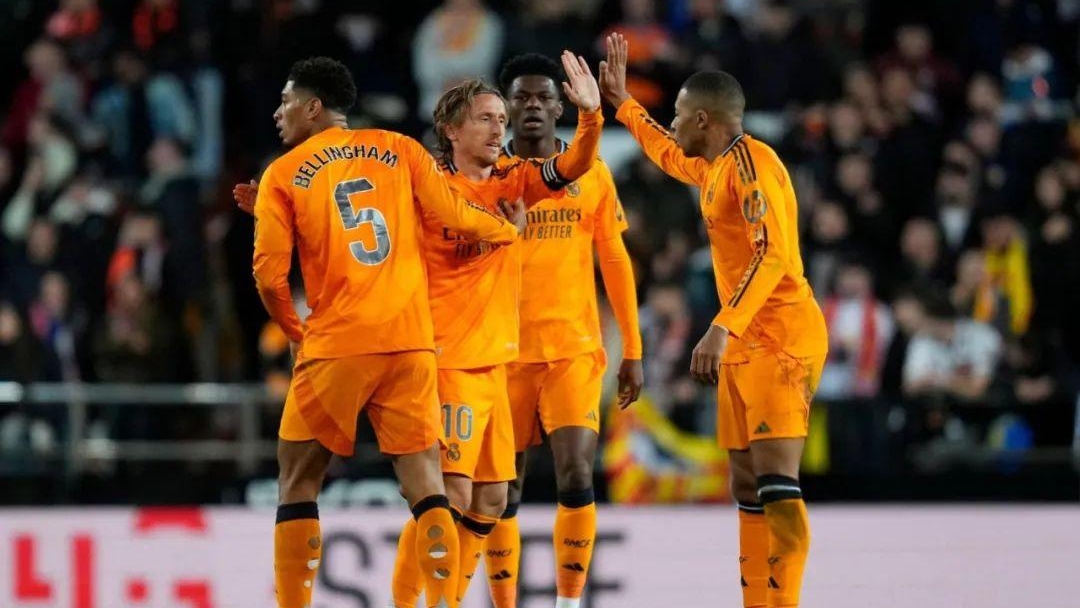 包含瓦伦西亚客场大胜，重返欧战资格区的词条