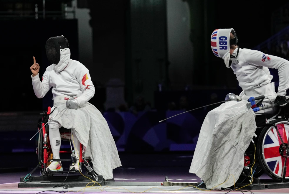 英国代表团在击剑比赛中展现实力