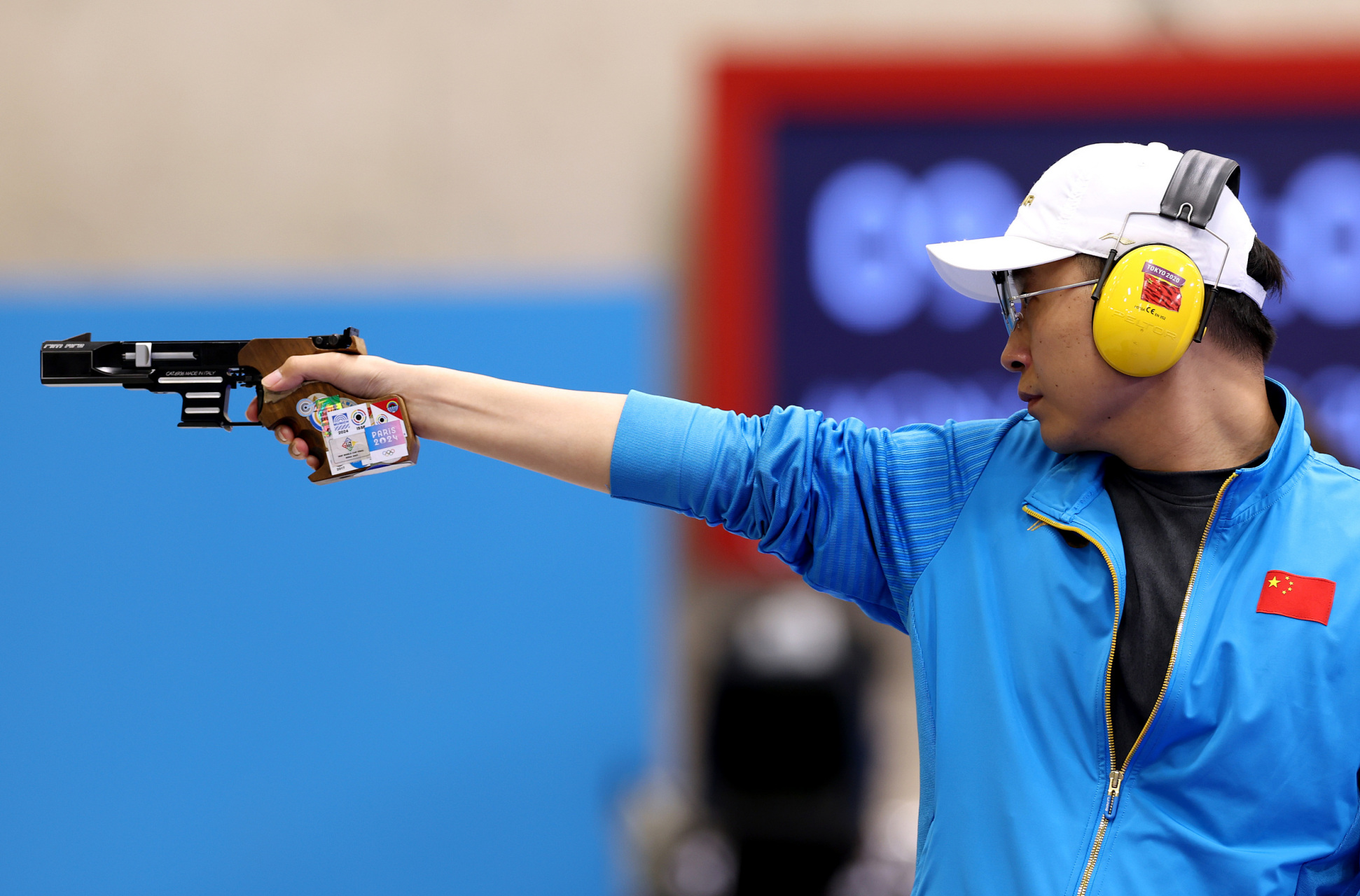 包含射击选手赢得银牌，击中要害的词条