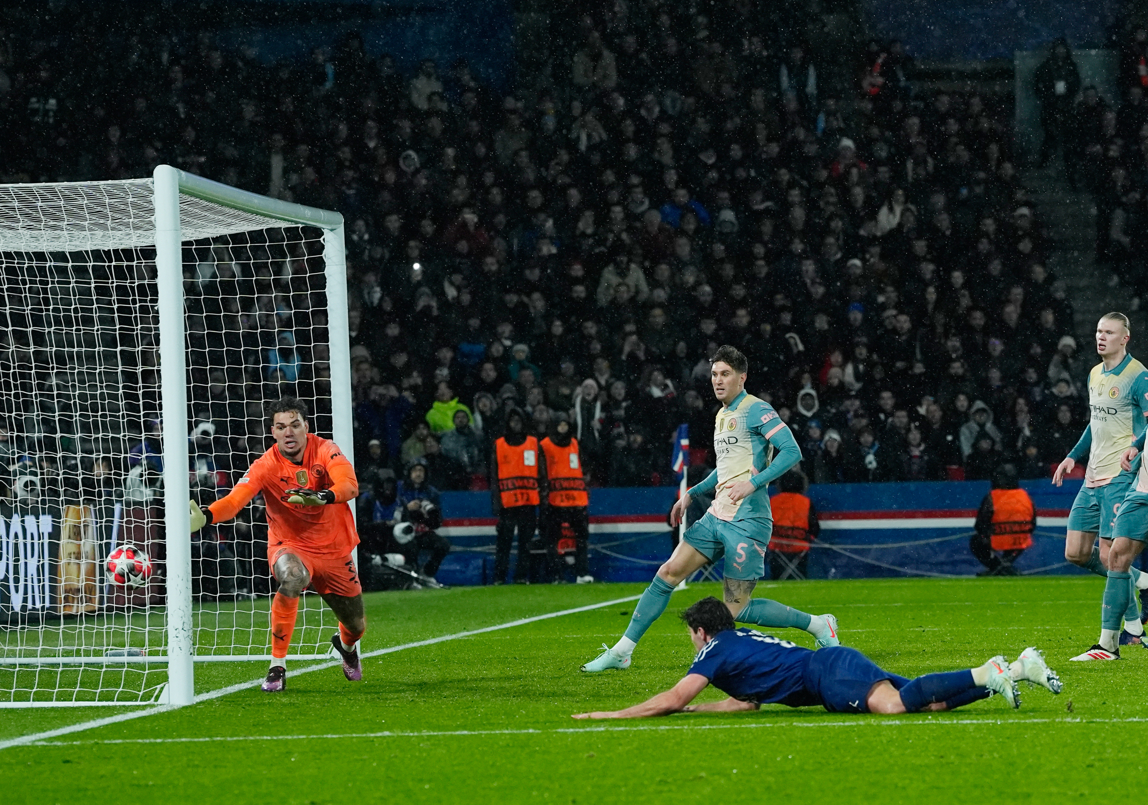 中场掌控,球队获胜关键比赛 中场掌控,球队获胜关键比赛