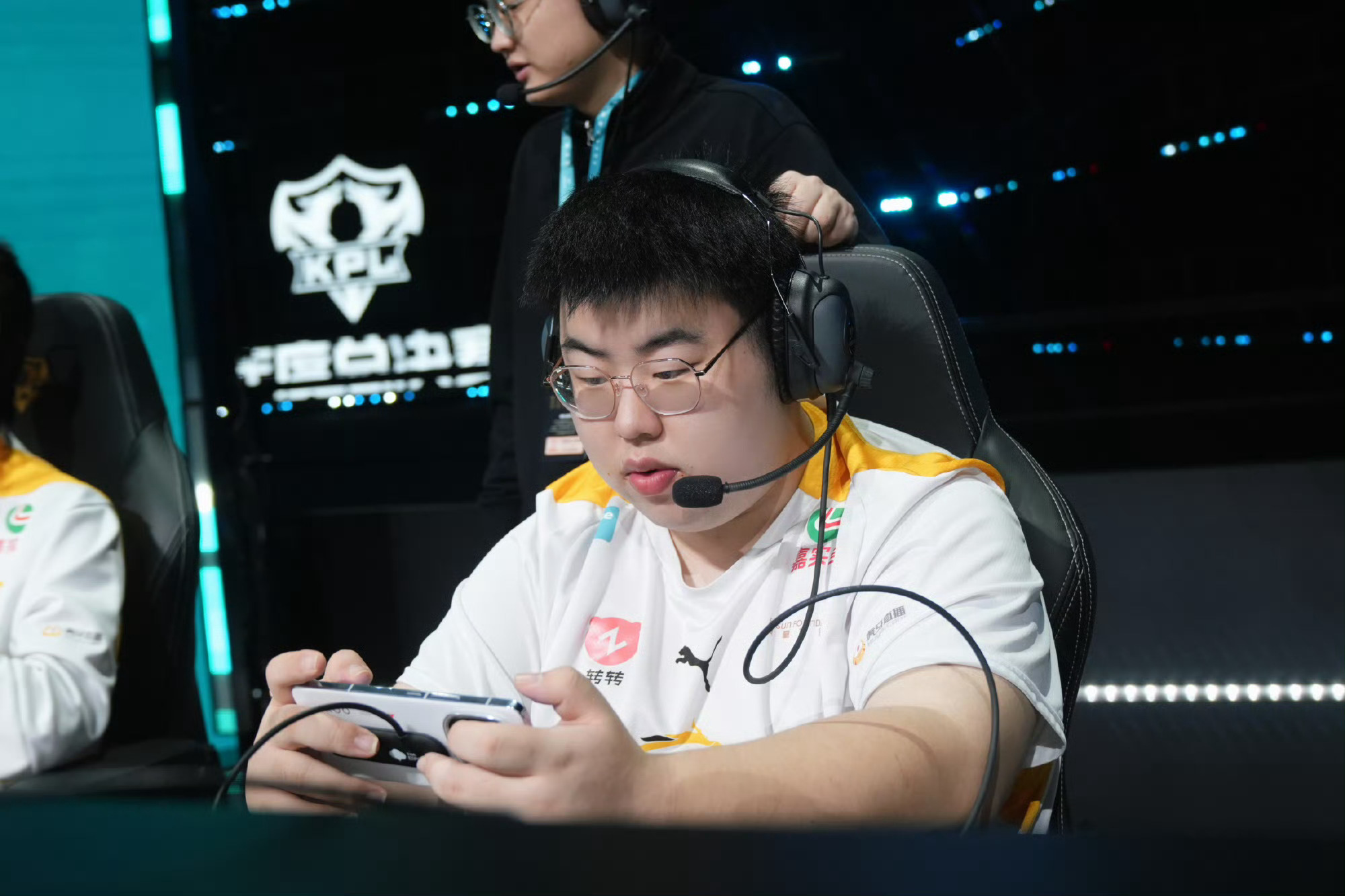 狼队左边锋送出助攻，助球队逆转胜利