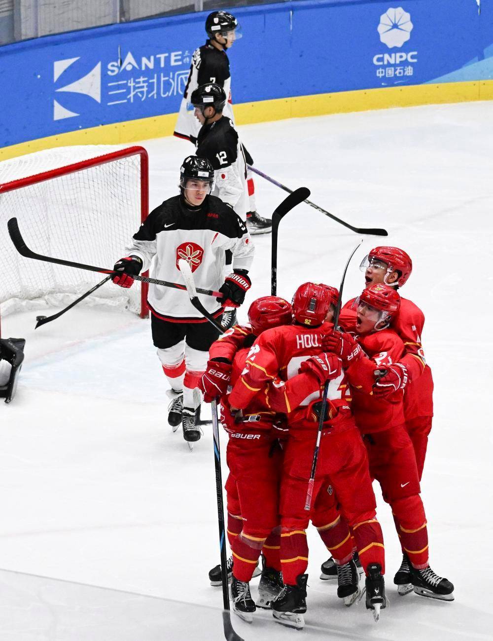 俄罗斯冰球队顽强作战终夺银牌的简单介绍