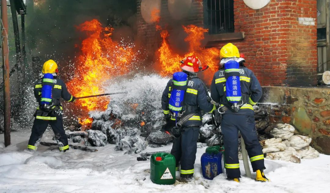 包含法兰克福客场大捷，豪取胜利彰显实力的词条