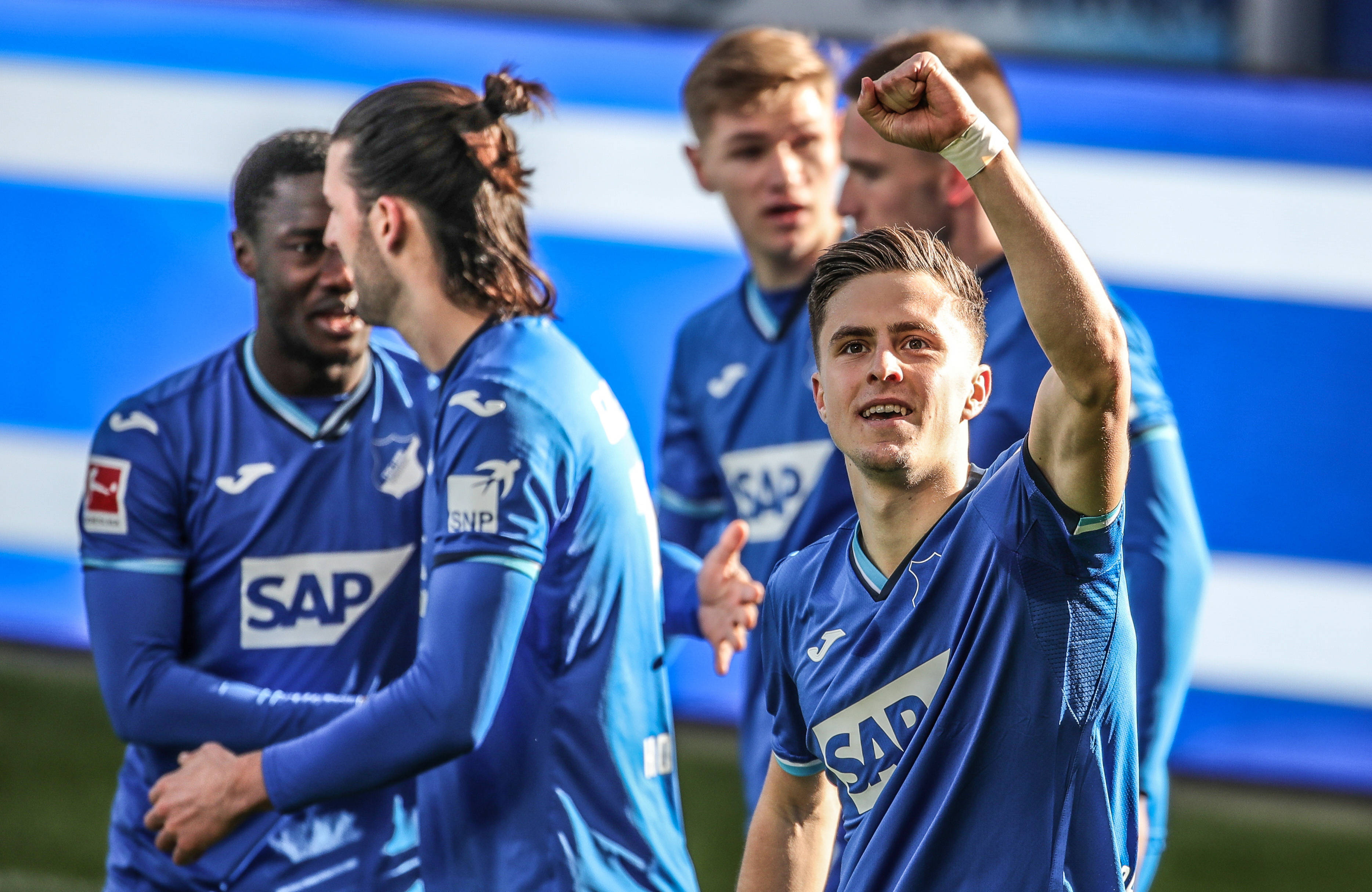 拜仁慕尼黑边锋频频突破,对手防线不堪一击 拜仁慕尼黑边锋频频突破,对手防线不堪一击