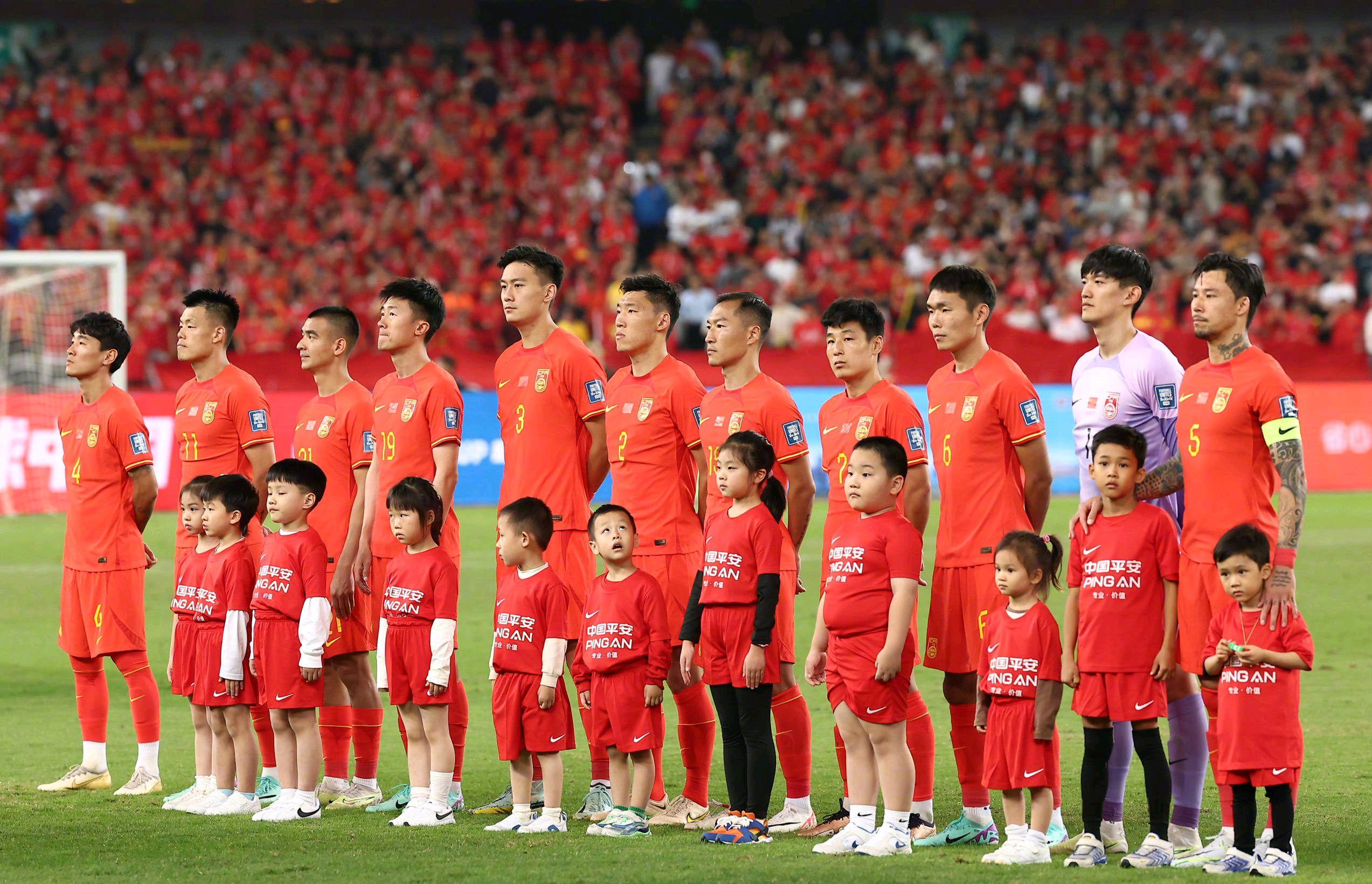 国足团队协作，取得比赛胜利绝对优势