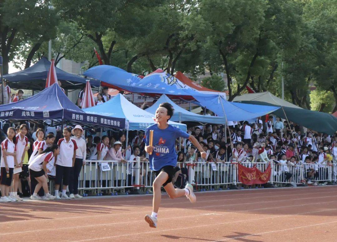 精彩时刻不容错过,运动员们全力以赴拼搏 精彩时刻不容错过,运动员们全力以赴拼搏