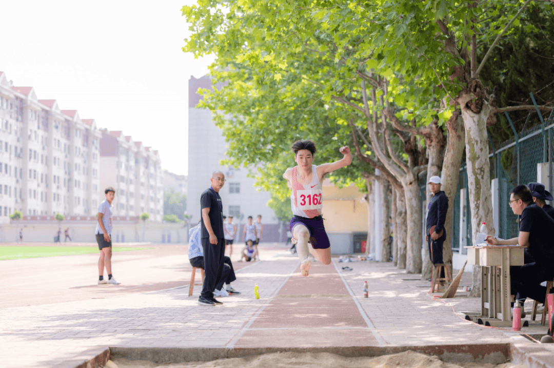 精彩时刻不容错过,运动员们全力以赴拼搏 精彩时刻不容错过,运动员们全力以赴拼搏