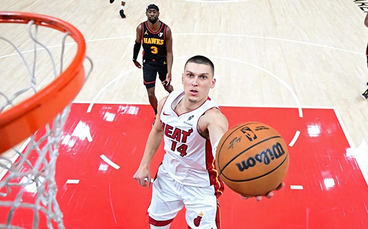 经过加时赛,球队险胜对手晋级下一轮 经过加时赛,球队险胜对手晋级下一轮