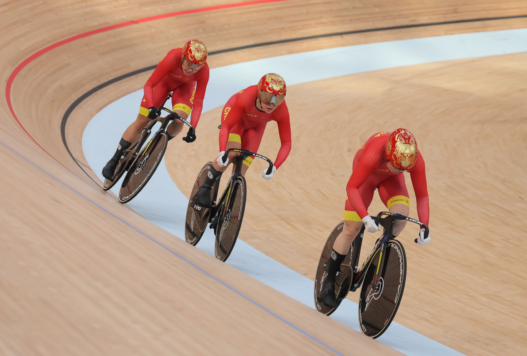 自行车赛道高潮不断,选手尽展风采 自行车赛道高潮不断,选手尽展风采