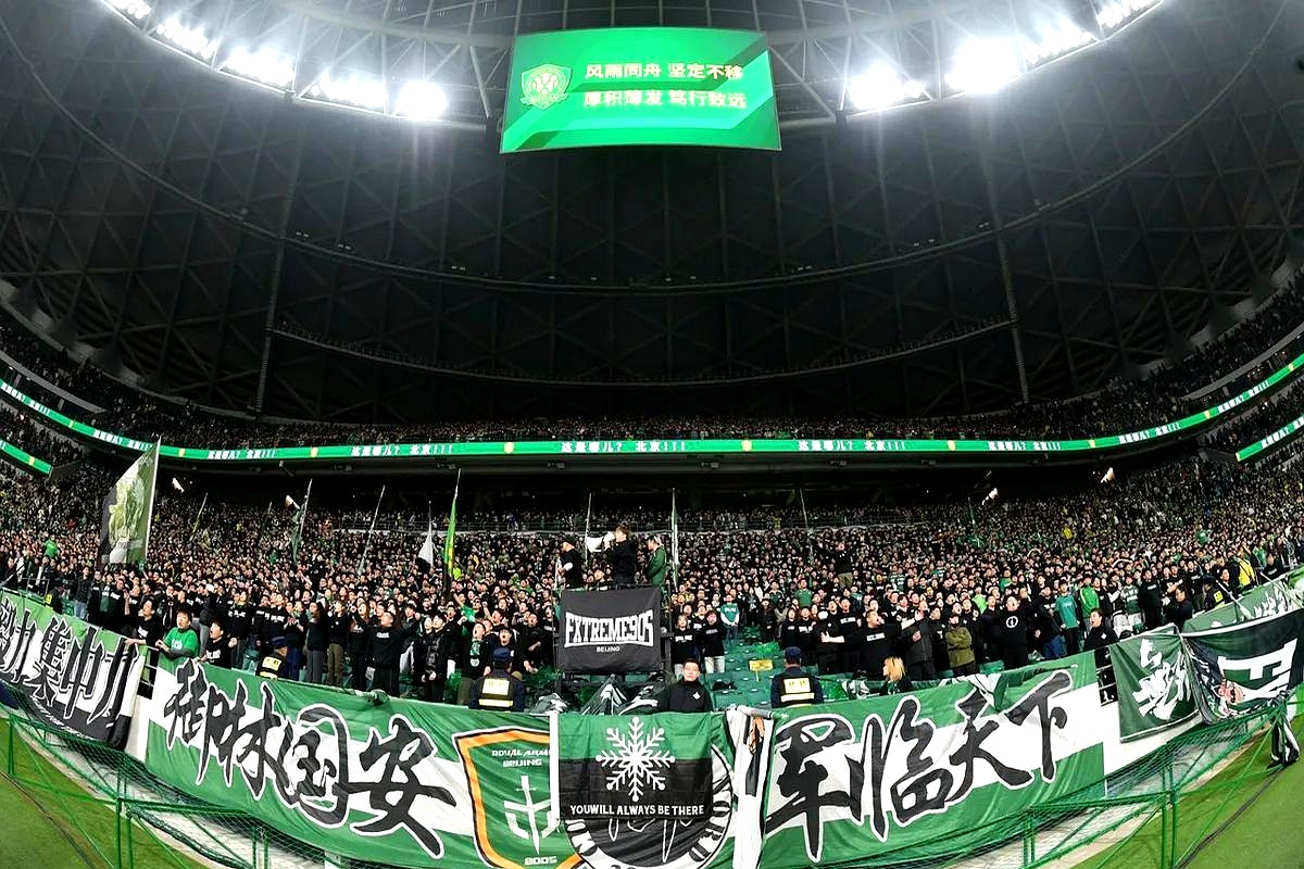 球迷热情有加,场边加油声此起彼伏 球迷热情有加,场边加油声此起彼伏