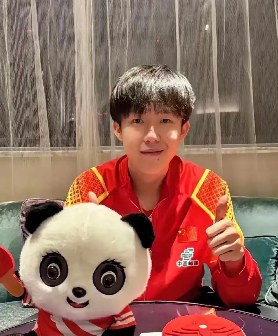 比赛波澜壮阔,球员们奋力奔跑,为荣誉而战 比赛波澜壮阔,球员们奋力奔跑,为荣誉而战