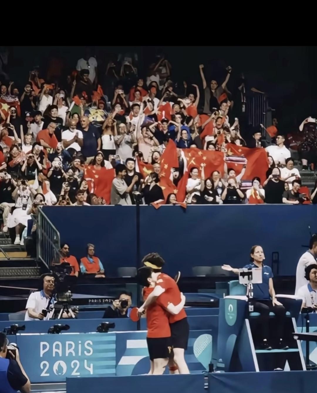 比赛波澜壮阔,球员们奋力奔跑,为荣誉而战 比赛波澜壮阔,球员们奋力奔跑,为荣誉而战