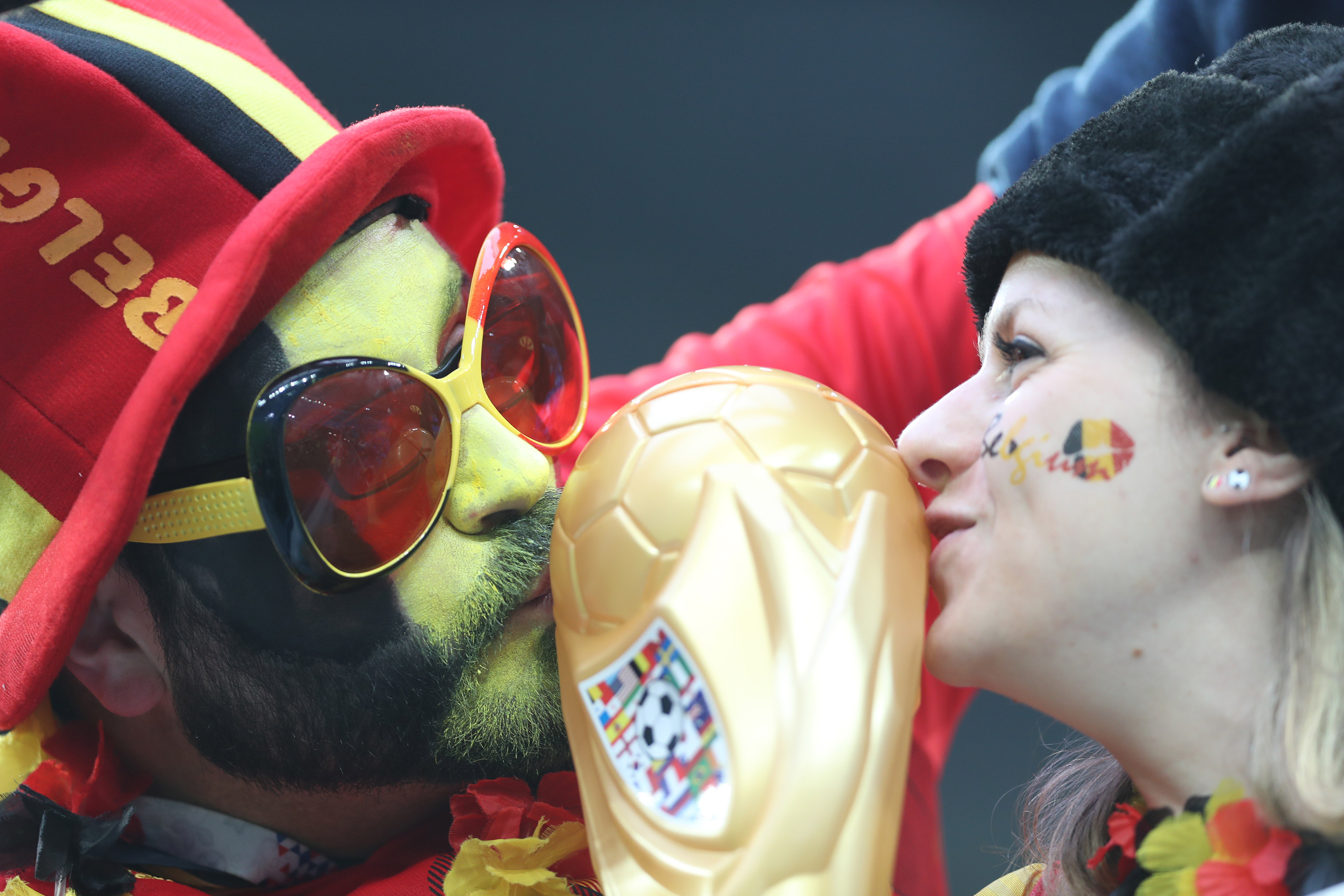 足球嘉年华：女球员们展现激烈竞争力