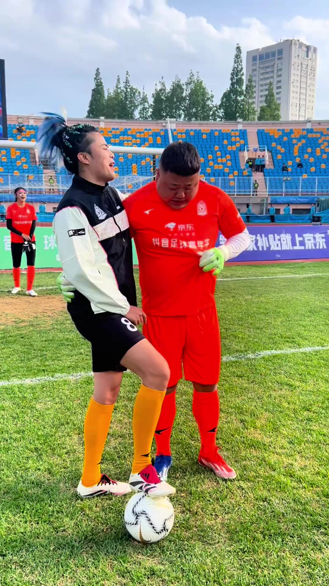 足球嘉年华：女球员们展现激烈竞争力