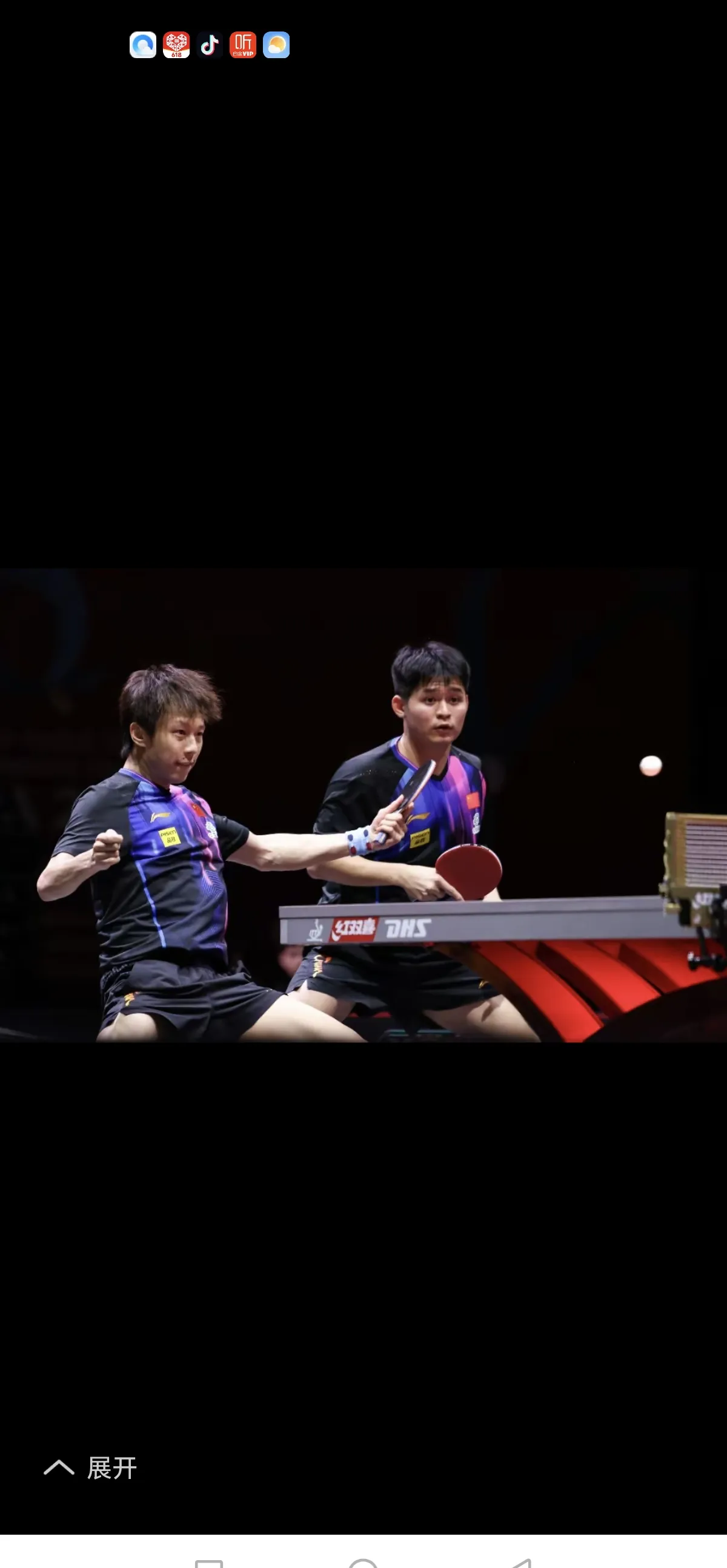 网球双打大战：双方拼尽全力争夺胜利