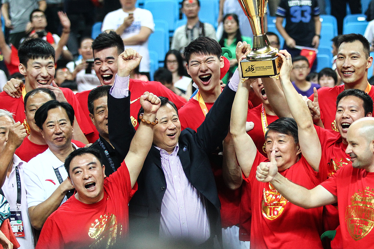 球队团结拼搏,奋勇争先赢得掌声 球队团结拼搏,奋勇争先赢得掌声