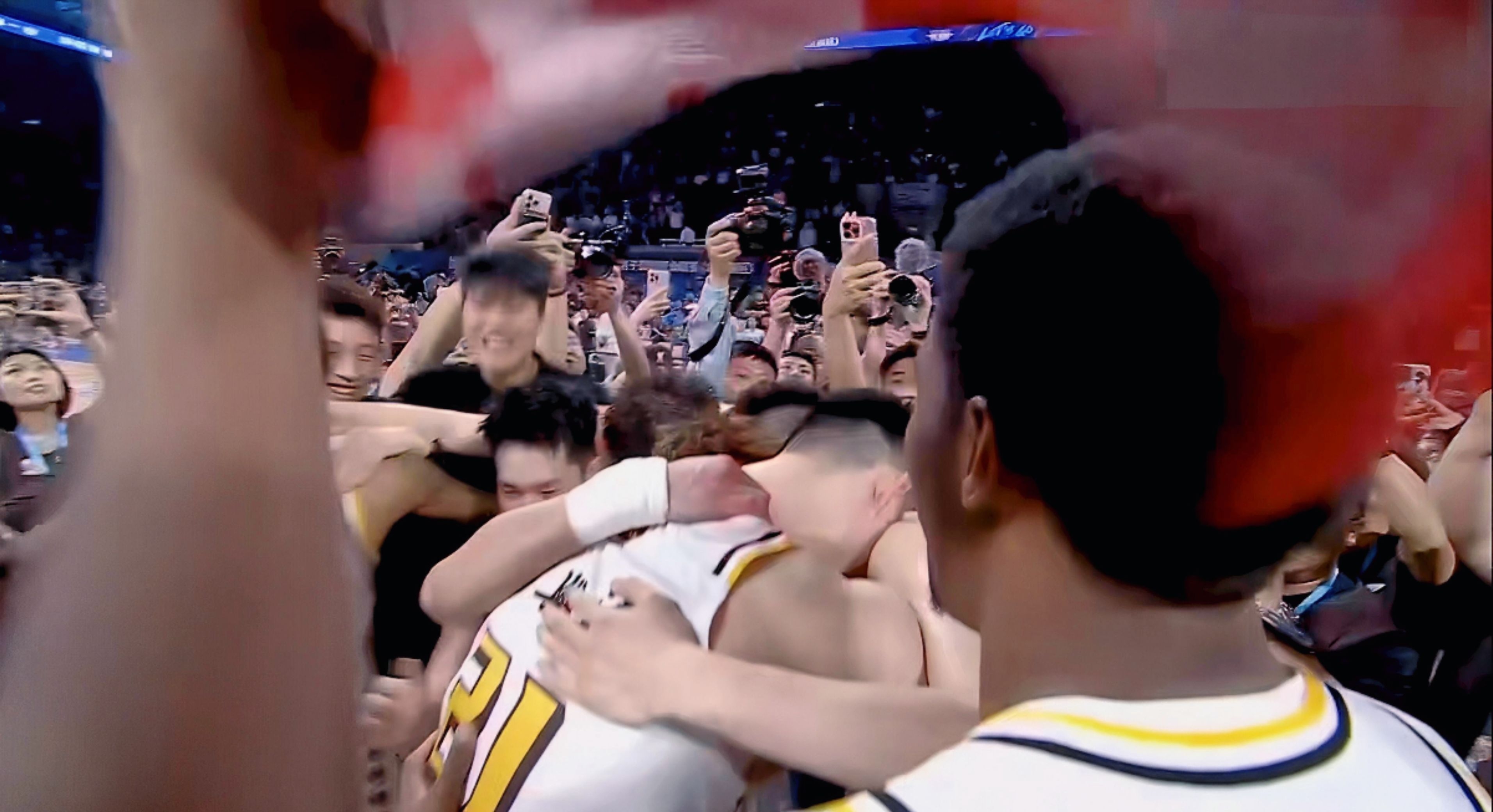 球队团结拼搏,奋勇争先赢得掌声 球队团结拼搏,奋勇争先赢得掌声